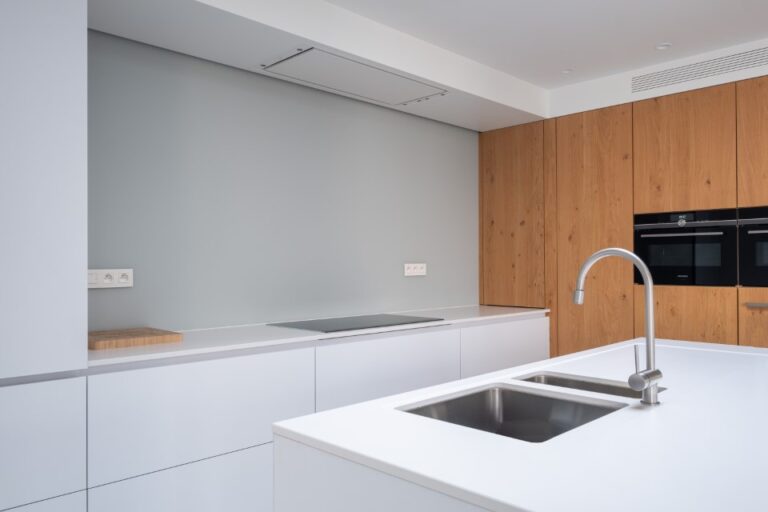 Keuken: Gelakte glazen achterwand.