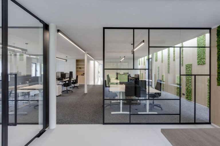 Kantoorruimte met glazen scheidingswand in steel look