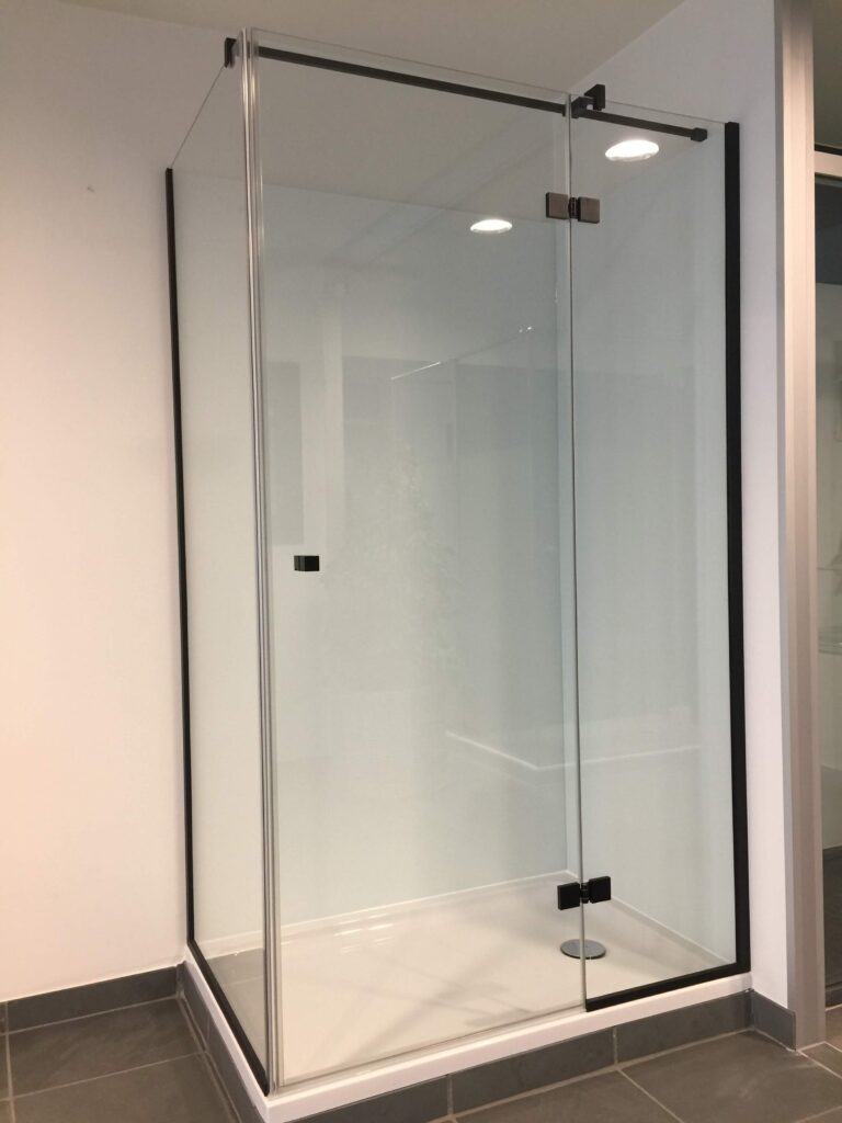 Douchecel op maat met gelakte glazen wandbekleding