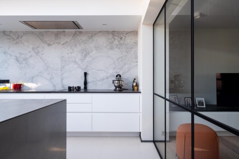 Keuken: Glazen scheidingswand met steellook