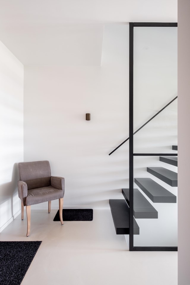 Hal: Glazen balustrades met steellook