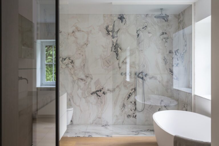 Een douchewand in helder glas in een moderne badkamer