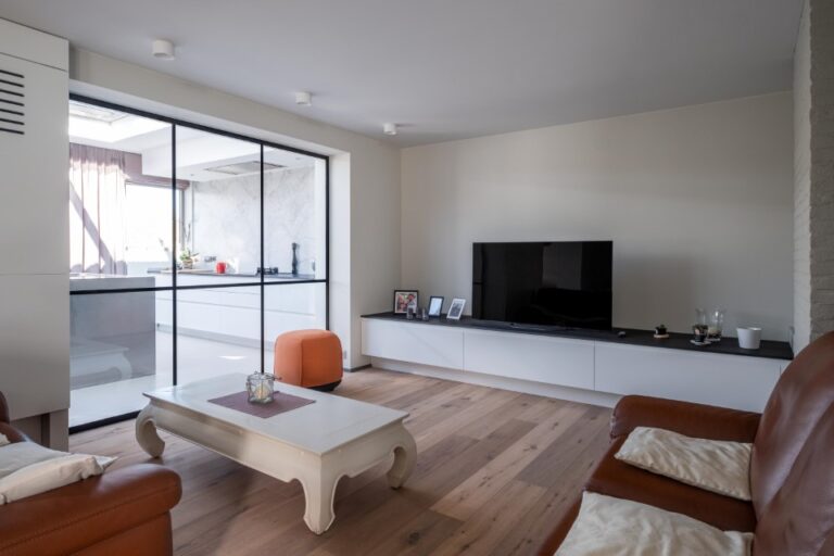 Woonkamer: Glazen scheidingswand met steel look