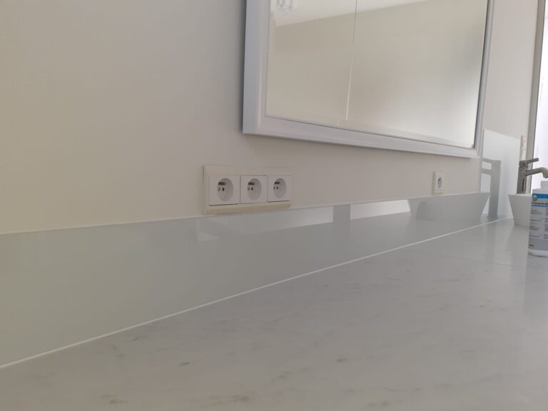 glazen spatwand in de badkamer beschermt de muur