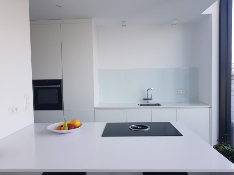 glazen spatwand in de keuken