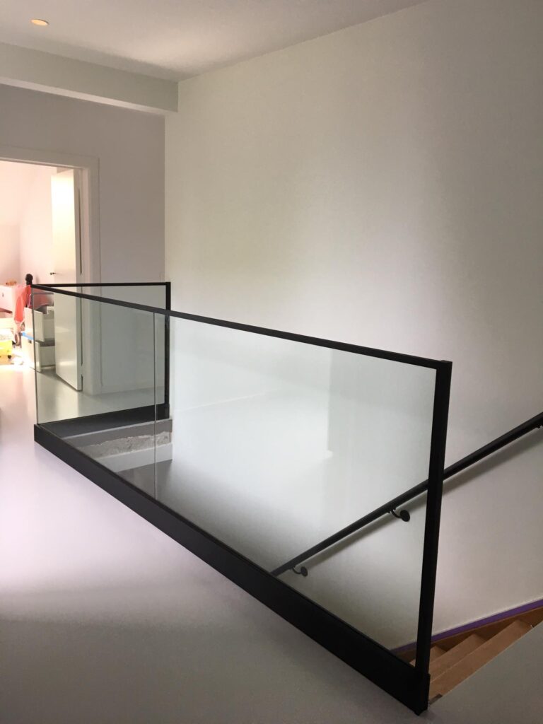 glazen balustrades binnen in de woning