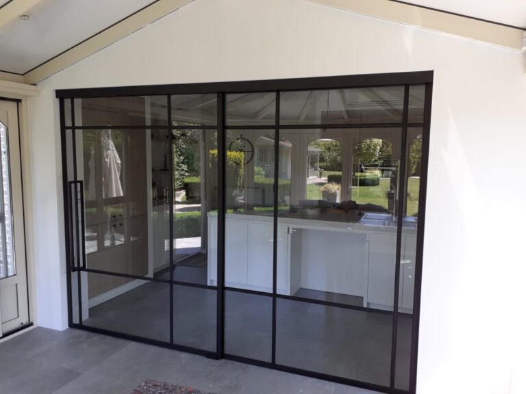 Schuifdeur in steel look tussen keuken en veranda