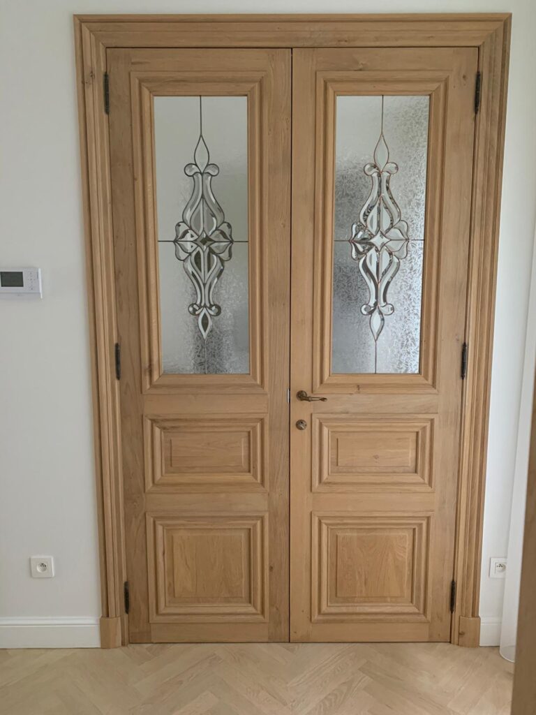 Glasramen in een houten deur