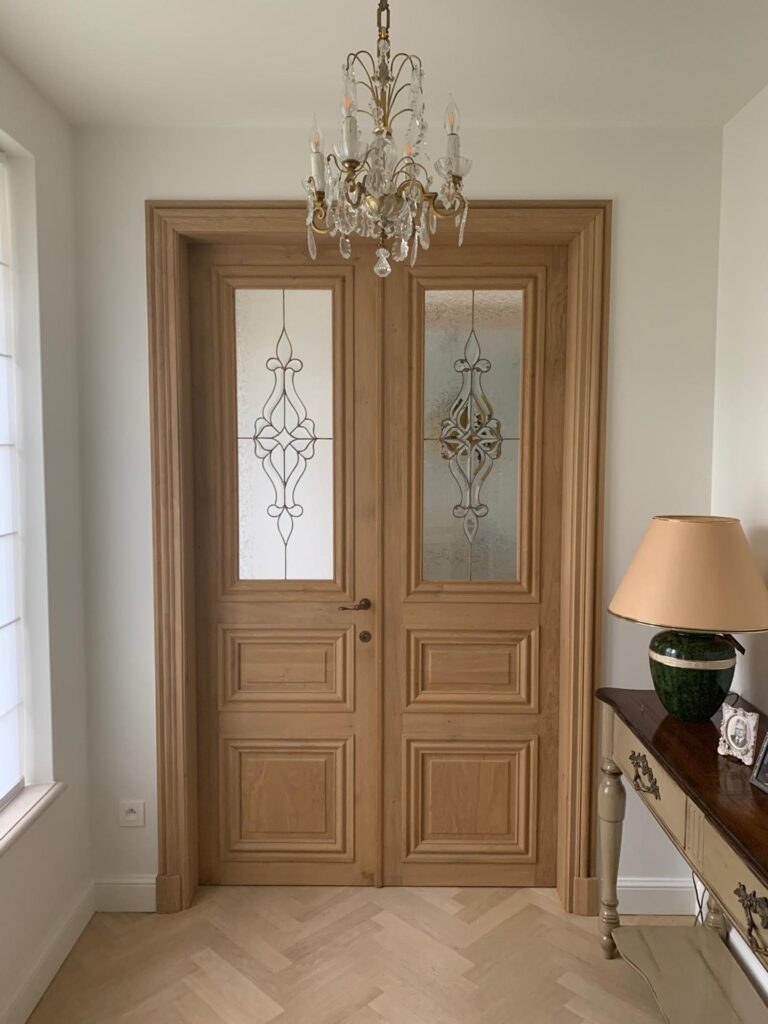 Glasramen in een houten deur