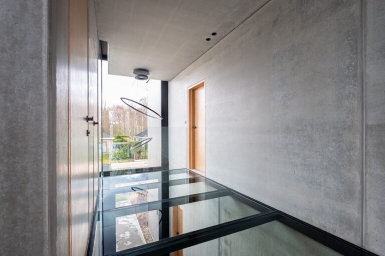 Hal: Beloopbaar glas met steellook.