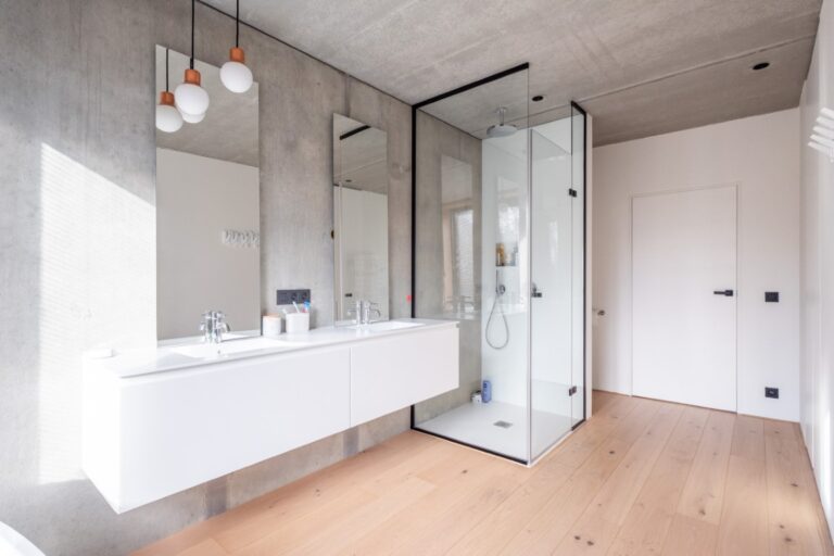 Badkamer: Glazen douchecabine met steel look omkaderd.