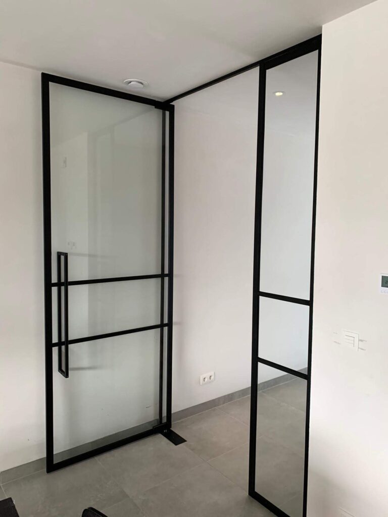 Glazen wand met glazen deur in steel look
