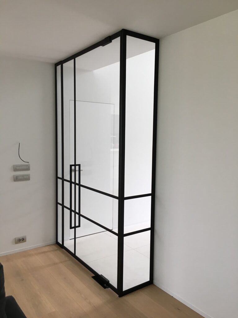 Glazen wand met glazen deur in steel look