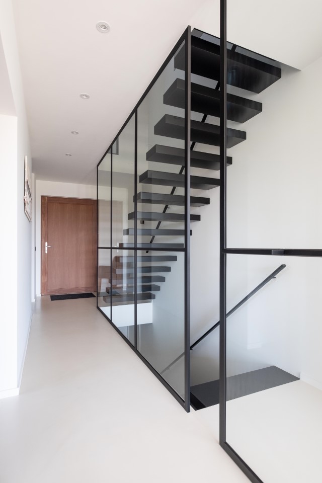 Hal: Glazen balustrades in gehard glas