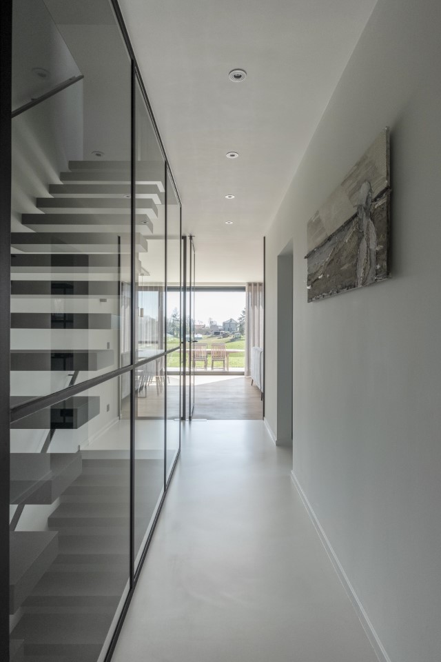 Hal: Steel look wand naast de trap in gehard glas
