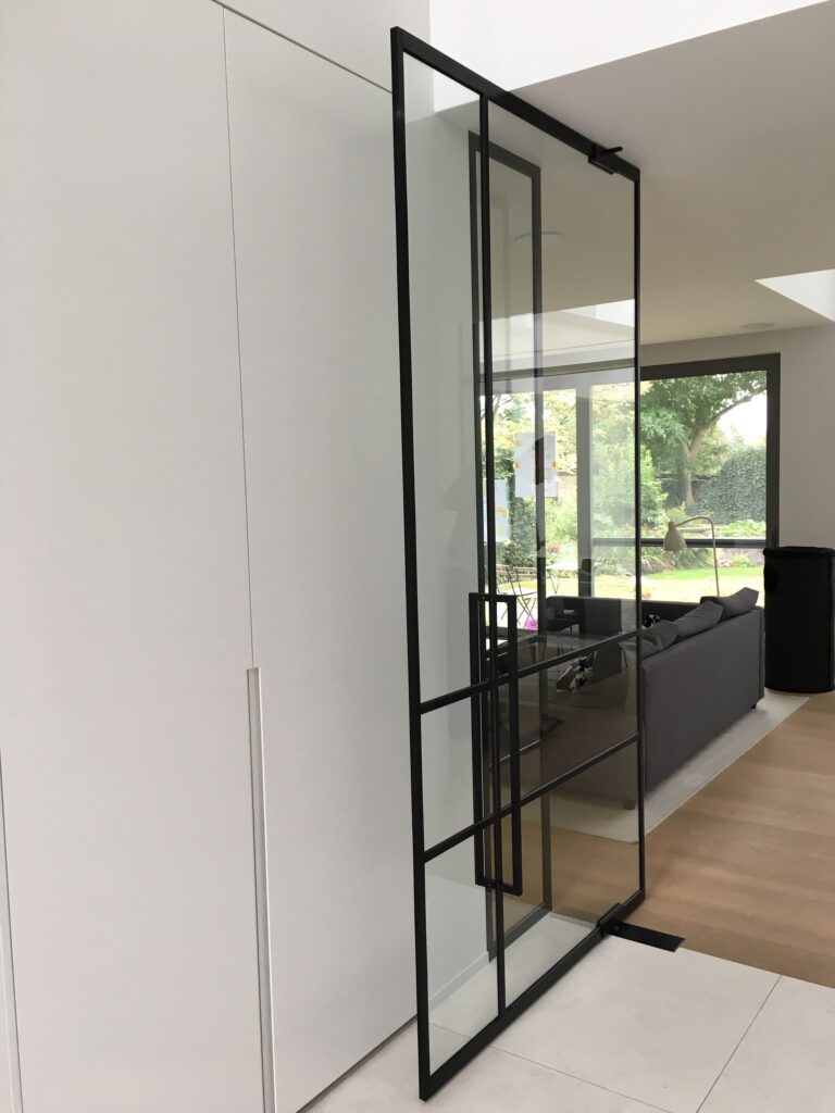 pivoterende deur in steel look met zwarte profielen