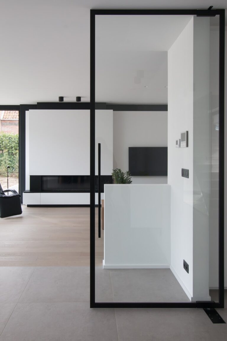 pivoterende deur in steel look met zwarte profielen