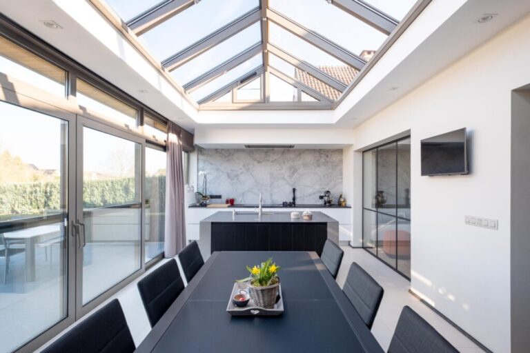 Keuken: Glazen schuifdeuren en glazen dak