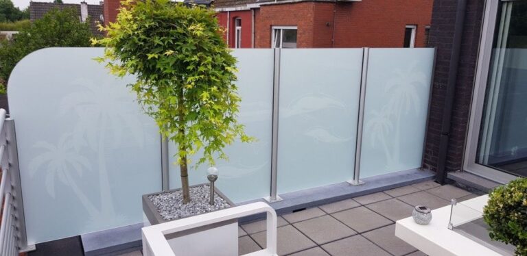 Glazen balustrade in gehard mat glas.