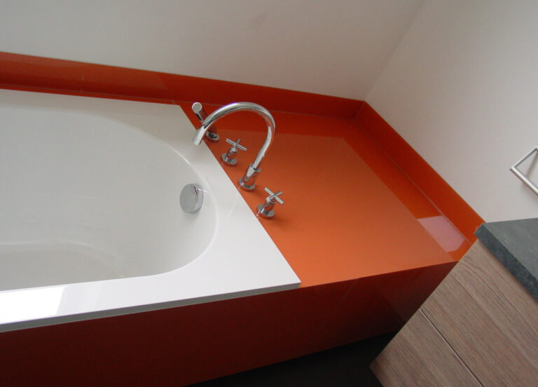 Badkamer: Gelakt glazen wandbekleding