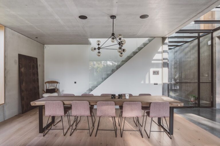 Glazen balustrade in gehard glas en glazen deuren.