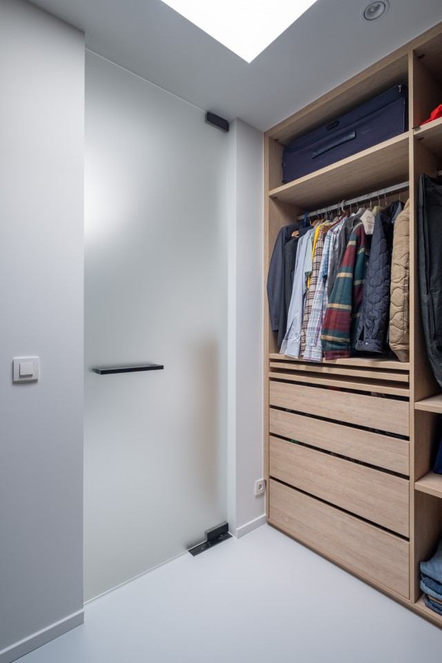 matglazen pivoterende deur in de dressing