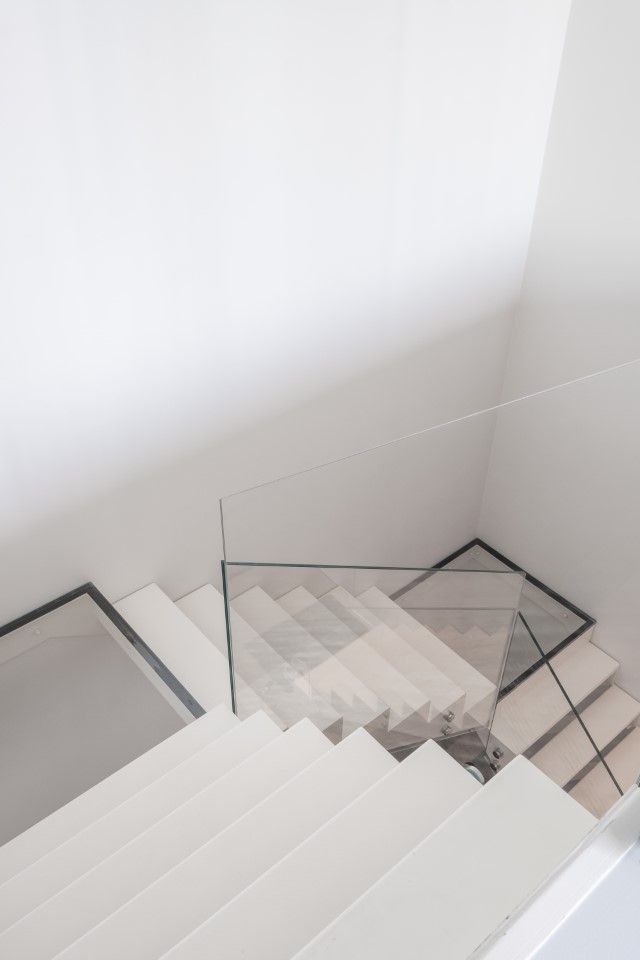 Hal - trap: glazen balustrade in extra klaar, gehard glas.
