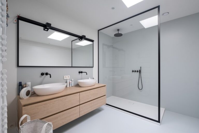 Badkamer - douchewand & spiegel in steel look omkaderd