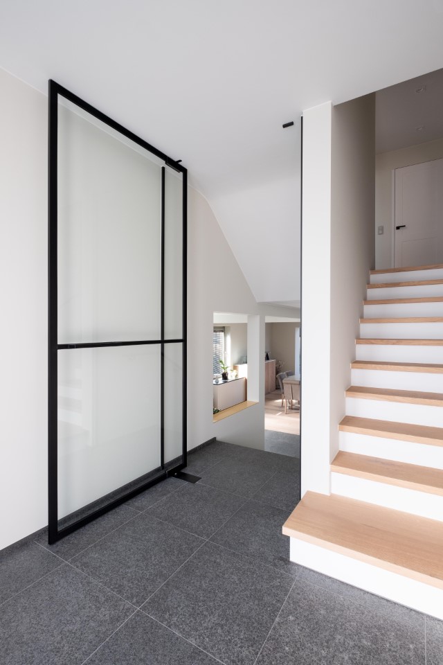open pivoterende deur in steel look in de hal