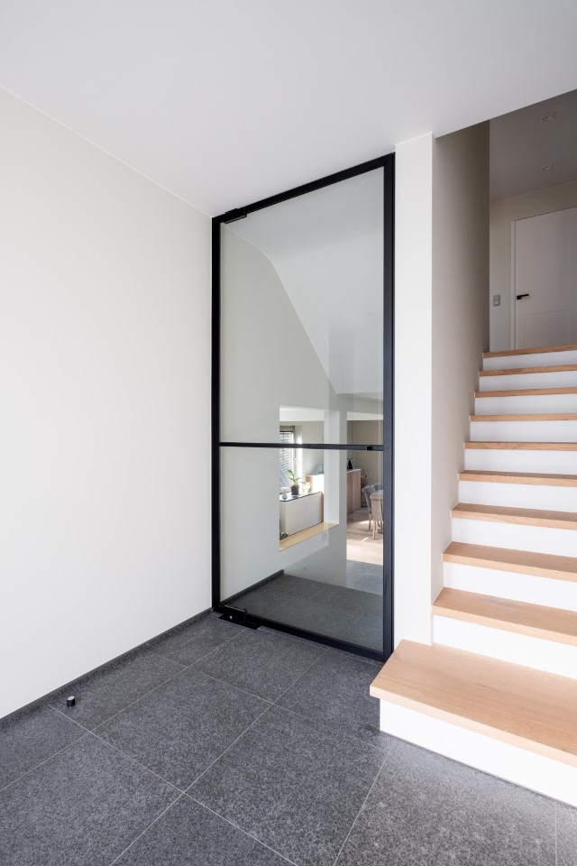 gesloten pivoterende deur in steel look in de hal