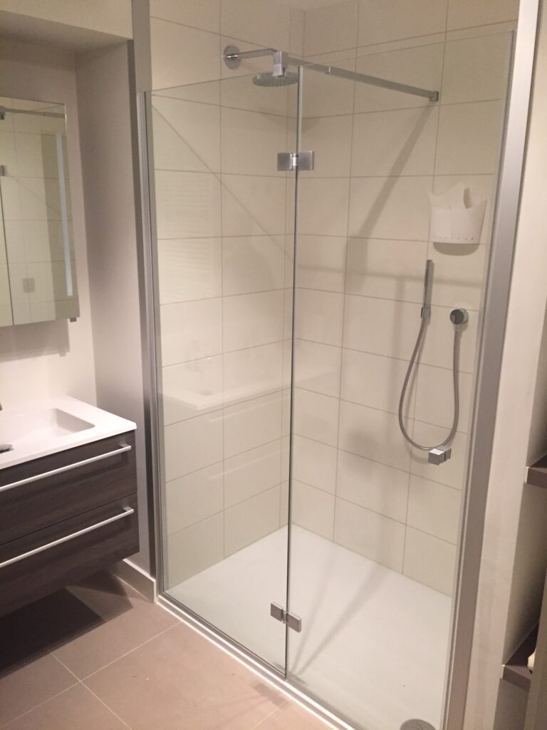 douchedeur aan een douchewand.