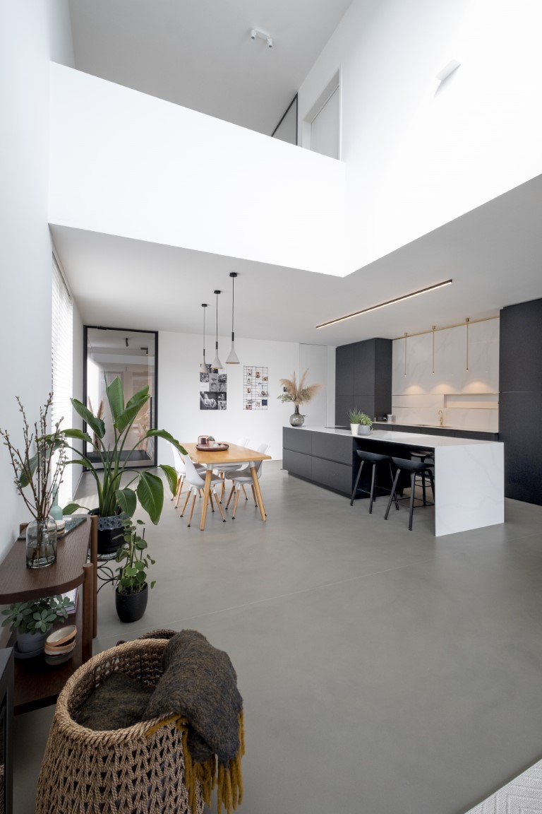 Een huis met een vide om zoveel mogelijk daglicht binnen te halen.