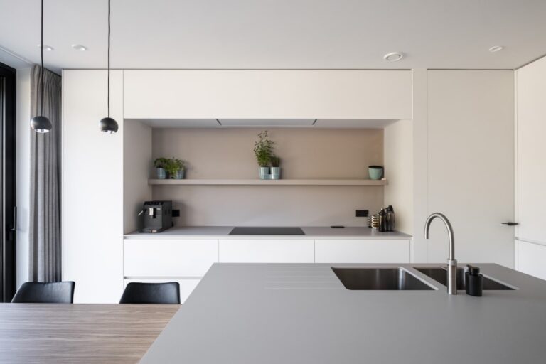 De keuken, strak en minimalistisch
