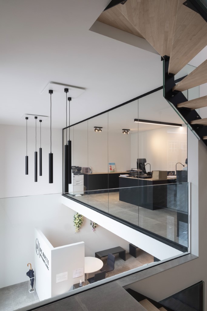 Glazen balustrade in een onzichtbaar vloerprofiel en een glazen scheidingswand.