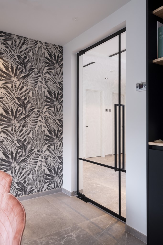 Steel look deur met ongelijke onderverdeling voor maximale zichtbaarheid.