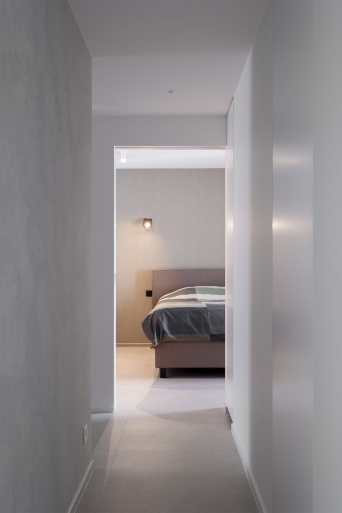 Muren in mortex worden afgewisseld met witte muren