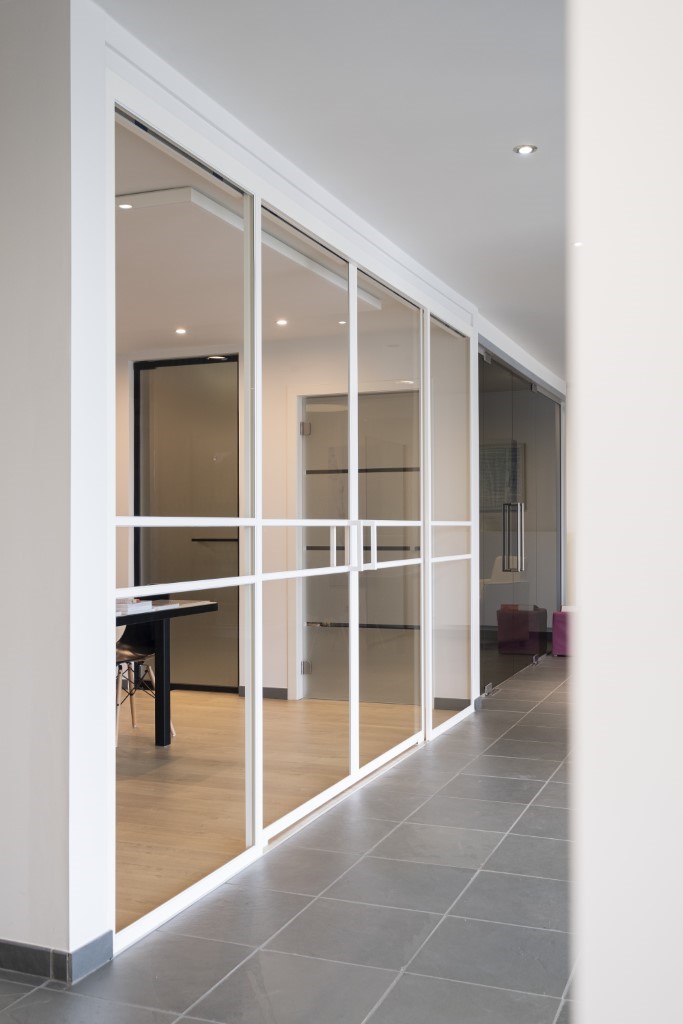 Witte steel look schuifdeur in de toonzaal van Interieurglas