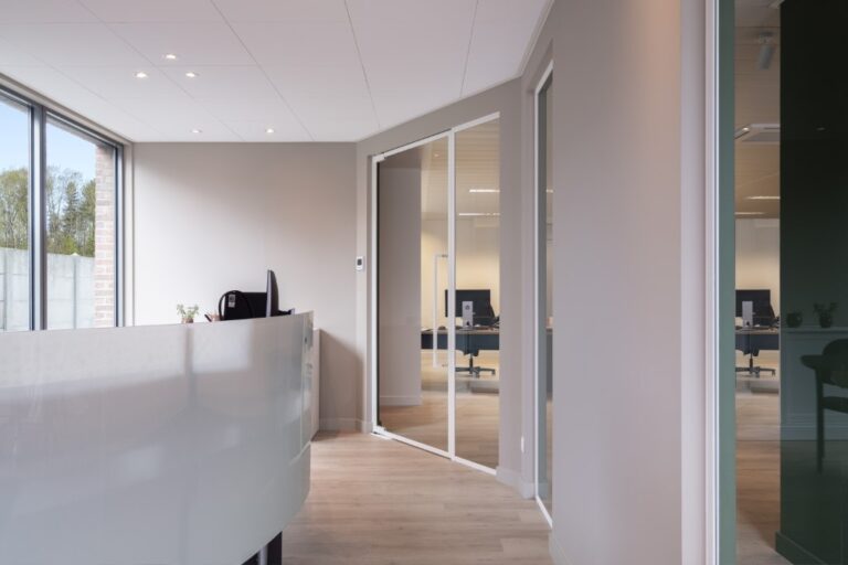 Glazen scheidingswanden kantoor in witte steel look