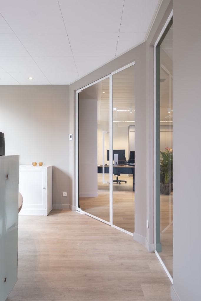 Glazen scheidingswanden kantoor in witte steel look